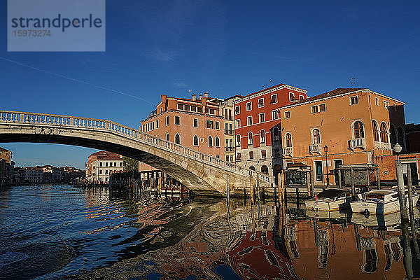 Scalzi-Brücke über den Canal Grande während der Sperrung des Coronavirus  Venedig  UNESCO-Weltkulturerbe  Venetien  Italien  Europa