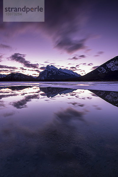 Zinnoberseen in der Morgendämmerung in den kanadischen Rocky Mountains  Banff-Nationalpark  UNESCO-Weltkulturerbe  Alberta  Kanada  Nordamerika