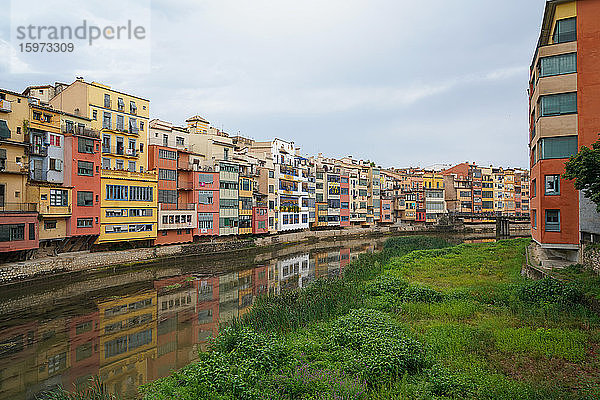 Häuser am Fluss Onyar  Girona  Katalonien  Spanien  Europa