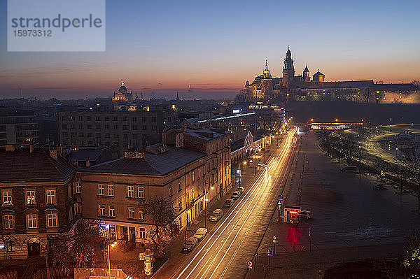 Wawelschloss bei Sonnenaufgang  UNESCO-Weltkulturerbe  mit Verkehrswegen  Krakau  Polen  Europa