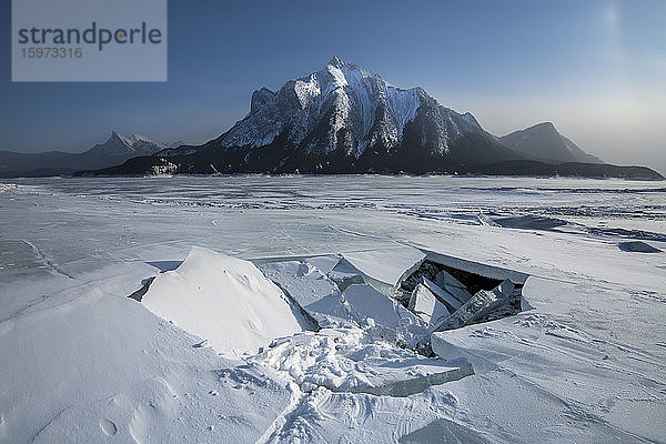 Eisbruch am Abraham-See gefroren mit dem Mount Michener  Alberta  Kanada  Nordamerika