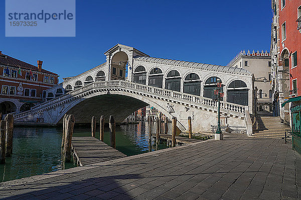 Rialto-Brücke über den Canal Grande während der Sperrung des Coronavirus  Venedig  UNESCO-Weltkulturerbe  Venetien  Italien  Europa