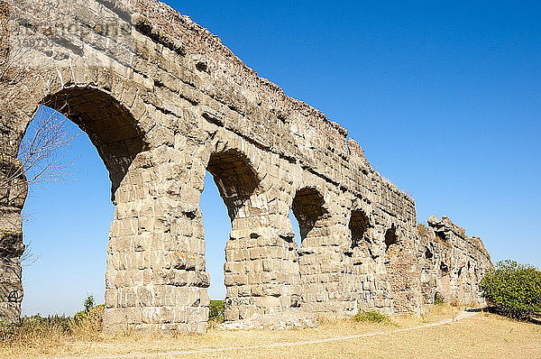 Parco degli Acquedotti  Regionalpark Via Appia  Überreste des römischen Aquädukts Claudio (Aqua Claudia)  Rom  Latium  Italien  Europa