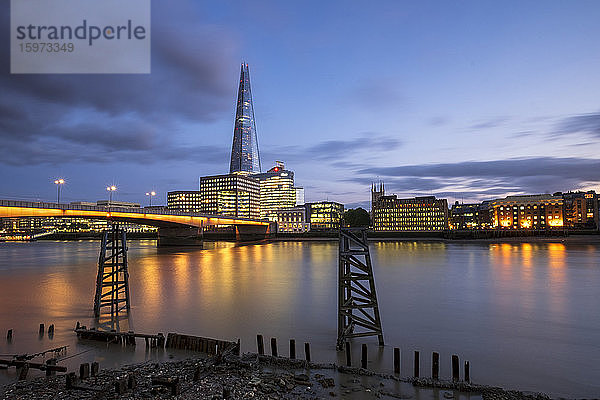 Die Scherbe und die Londoner Brücke über die Themse bei Nacht  London  England  Vereinigtes Königreich  Europa