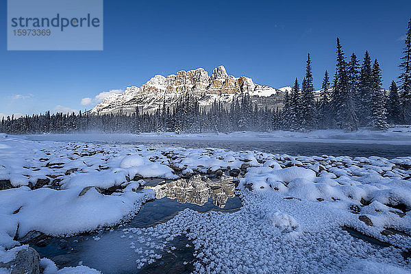 Winteransicht des Castle Mountain  Banff-Nationalpark  UNESCO-Weltkulturerbe  Alberta  Kanada  Nordamerika