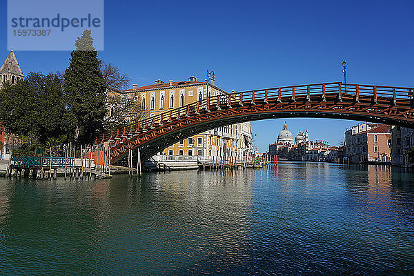 Accademia-Brücke und Salutkirche am Canal Grande während der Sperrung des Coronavirus  Venedig  UNESCO-Weltkulturerbe  Venetien  Italien  Europa