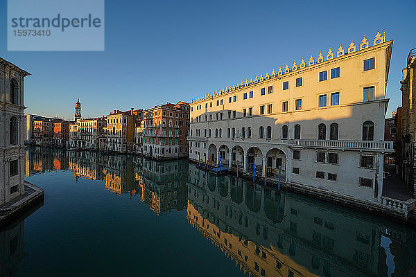 Spiegelungen der Gebäude im ruhigen Wasser des Canal Grande während der Sperrung des Coronavirus  Venedig  UNESCO-Weltkulturerbe  Venetien  Italien  Europa
