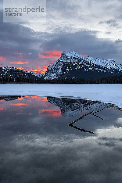 Reflexionen bei Sonnenaufgang am Mount Rundle  Zinnoberseen in den kanadischen Rocky Mountains  Banff-Nationalpark  UNESCO-Weltkulturerbe  Alberta  Kanada  Nordamerika