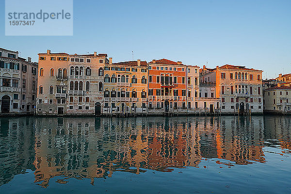 Reflexionen der Gebäude im ruhigen Wasser des Canal Grande während der Sperrung des Coronavirus  Venedig  UNESCO-Weltkulturerbe  Venetien  Italien  Europa