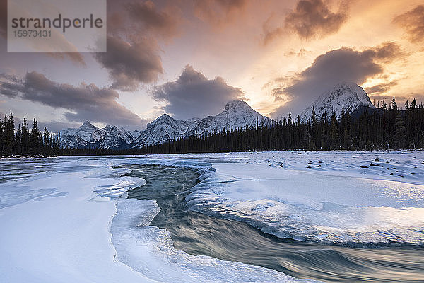 Athabasca River im Winter mit Bergkulisse  Alberta  Kanada  Nordamerika