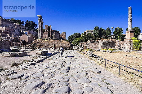 Römerstraße  Kastor- und Pollux-Tempel  dahinter der Palatinhügel  Römisches Forum  UNESCO-Weltkulturerbe  Rom  Latium  Italien  Europa
