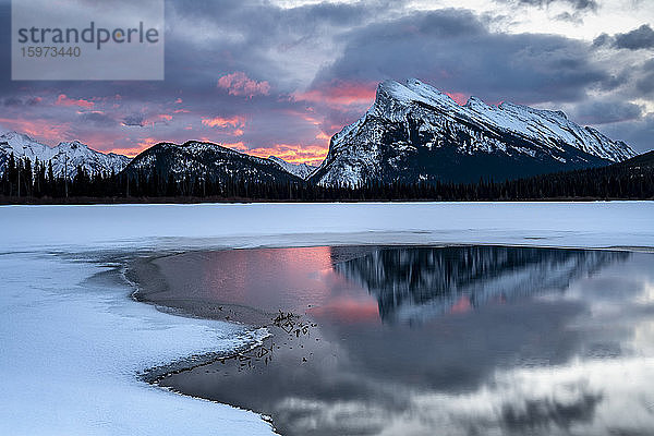 Sonnenaufgang an den Vermilion Lakes in den kanadischen Rocky Mountains  Banff National Park  UNESCO-Weltkulturerbe  Alberta  Kanada  Nordamerika