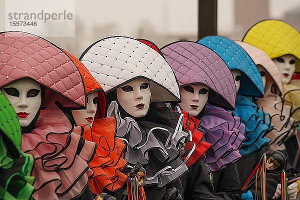 Masken am Karneval von Venedig auf dem Markusplatz  Venedig  Venetien  Italien  Europa