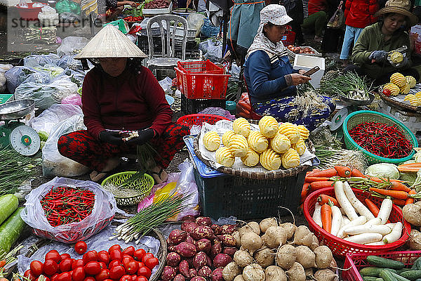 Frau verkauft frisches Gemüse auf dem Markt  Quy Nhon  Vietnam  Indochina  Südostasien  Asien