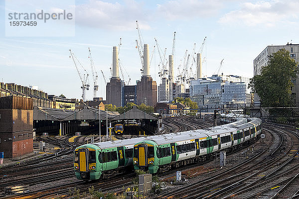 Personenzüge in Richtung London Victoria Station mit Battersea Power Station im Bau  London  England  Vereinigtes Königreich  Europa