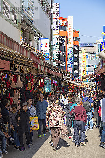 Menschen auf dem Namdaemun-Markt  Seoul  Südkorea  Asien
