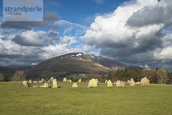 Castlerigg Stone Circle mit dem Berg Blencathra dahinter  Lake District National Park  UNESCO-Weltkulturerbe  Cumbria  England  Vereinigtes Königreich  Europa