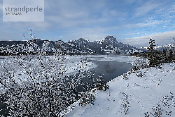 Bow River im Winter  Jasper  Kanadische Rocky Mountains  Alberta  Kanada  Nordamerika