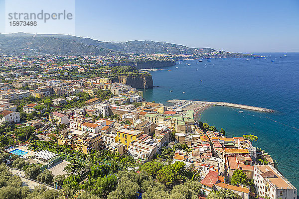 Blick auf Sorrent und die Bucht von Neapel in Sorrent  Kampanien  Italien  Europa