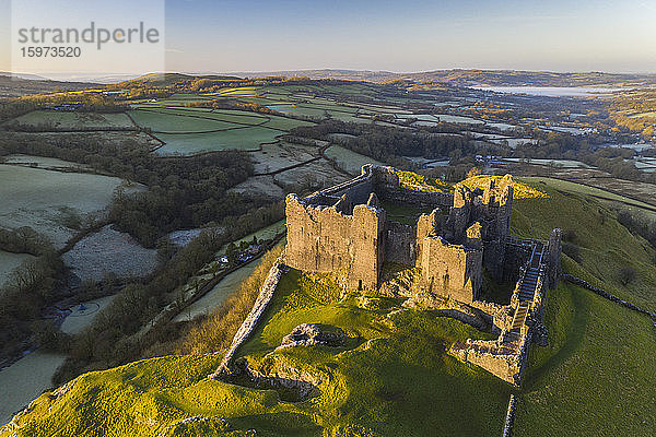 Luftaufnahme einer Drohne von Carreg Cennen Castle  Brecon Beacons National Park  Carmarthenshire  Wales  Vereinigtes Königreich  Europa