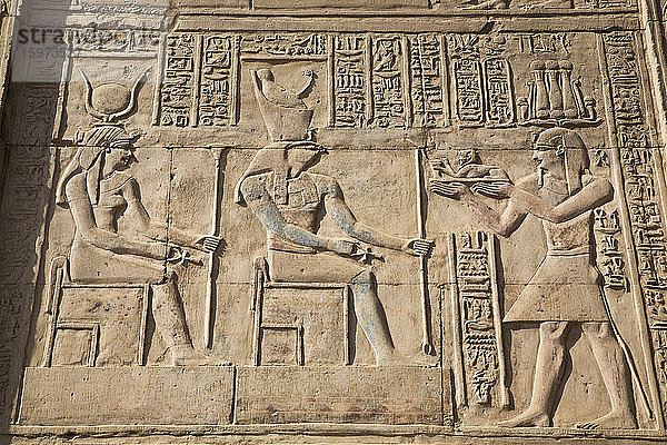 Götter Hathor auf der linken Seite und Haroeris in der Mitte mit Pharao auf der rechten Seite  Wandreliefs  Tempel von Sobek und Haroeris  Kom Ombo  Ägypten  Nordafrika  Afrika