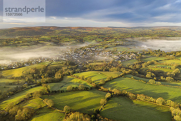 Luftaufnahme durch Dröhnen der hügeligen Landschaft um das Dorf Moretonhamstead im Winter  Devon  England  Grossbritannien  Europa