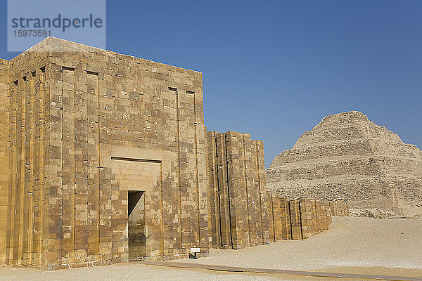 Eingangs- und Außenmauer  Stufenpyramidenkomplex  UNESCO-Weltkulturerbe  Saqqara  Ägypten  Nordafrika  Afrika