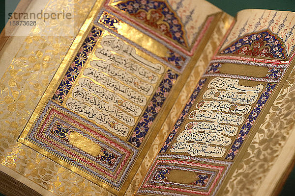 Koran  kopiert von Mustafa Hilmi Efendi  Osmanische Türkei 1840 n. Chr.  Museum für Islamische Kunst  Kuala Lumpur  Malaysia  Südostasien  Asien