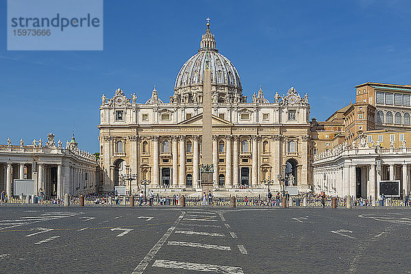 Blick auf die antike Basilica di San Pietro im Vatikan  Symbol der katholischen Religion  UNESCO-Weltkulturerbe  Rom  Latium  Italien  Europa