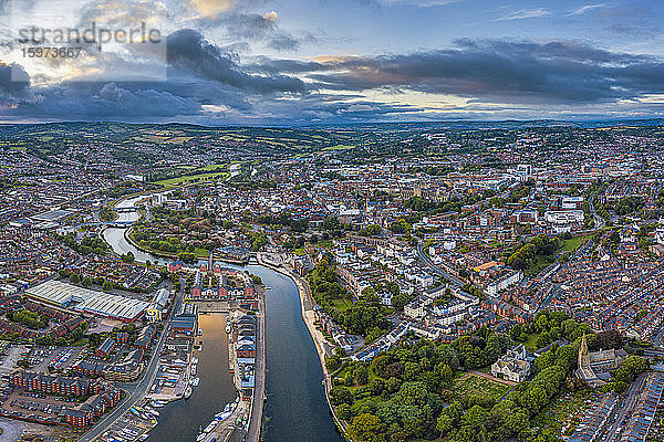 Luftaufnahme über das Stadtzentrum von Exeter und den Fluss Exe  Exeter  Devon  England  Vereinigtes Königreich  Europa