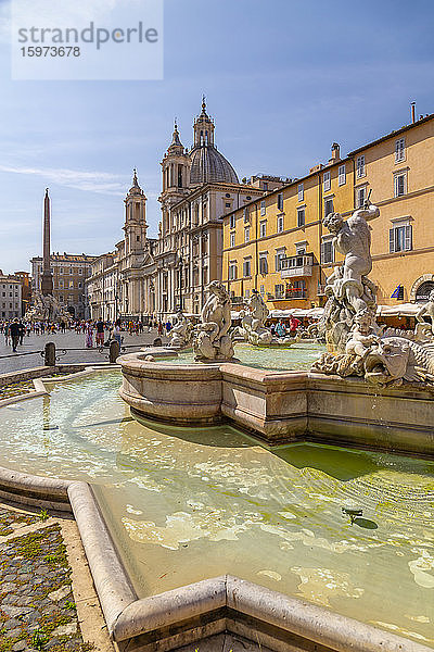 Blick auf den Neptunbrunnen und die farbenfrohe Architektur auf der Piazza Navona  Piazza Navona  UNESCO-Weltkulturerbe  Rom  Latium  Italien  Europa