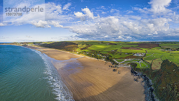 Luftaufnahme über dem Strand von Putsborough in Richtung Woolacombe  Morte Bay  Nord-Devon  England  Vereinigtes Königreich  Europa