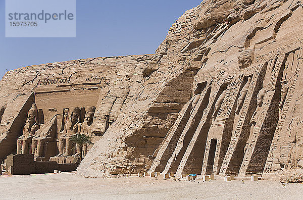 Tempel der Hathor und Nefertari auf der rechten Seite  Tempel von Ramses II. auf der linken Seite  UNESCO-Weltkulturerbe  Abu Simbel  Nubien  Ägypten  Nordafrika  Afrika