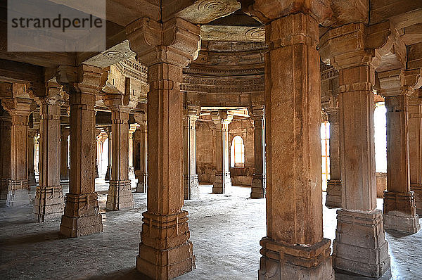 Säulengebetsaal in der Sahar-Ki-Masjid-Moschee aus dem 15. Jahrhundert  UNESCO-Weltkulturerbe  Archäologischer Park Champaner-Pavagadh  Gujarat  Indien  Asien