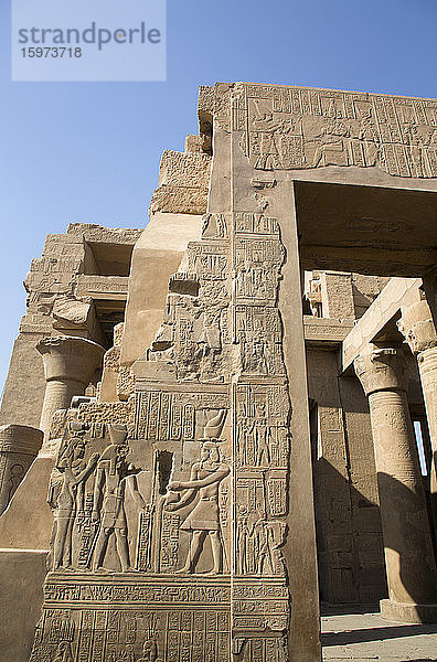 Mauer mit Reliefs  Tempel von Sobek und Haroeris  Kom Ombo  Ägypten  Nordafrika  Afrika