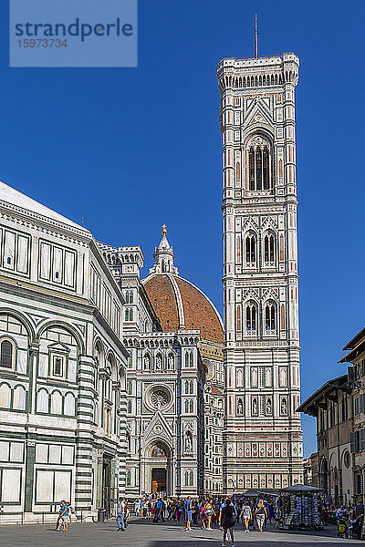Blick auf das Baptisterium und den Campanile di Giotto  Piazza del Duomo  Florenz (Florenz)  UNESCO-Weltkulturerbe  Toskana  Italien  Europa