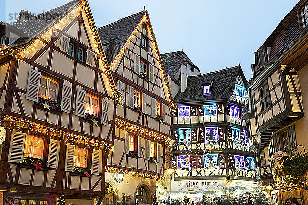 Mit Weihnachtsdekoration beleuchtete alte Fachwerkhäuser entlang der Rue des Marchands  Colmar  Elsass  Frankreich  Europa