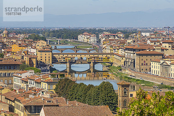 Blick auf den Arno und den Ponte Vecchio vom Piazzale Michelangelo-Hügel aus gesehen  Florenz  Toskana  Italien  Europa