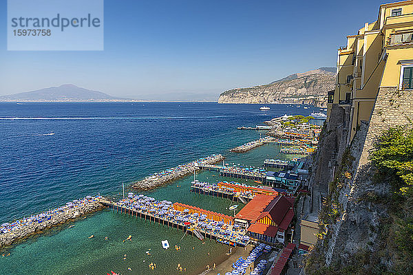 Blick auf den Strand von Leonelli  den öffentlichen Strand und den Vesuv  Sorrent  Kampanien  Italien  Europa