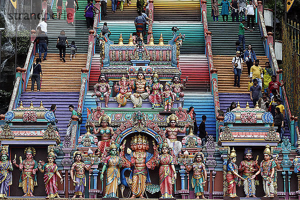 Eingang über die farbenfrohe Treppe des Hindu-Tempels und des Schreins der Batu-Höhlen  Kuala Lumpur  Malaysia  Südostasien  Asien