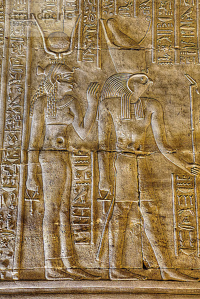 Göttin Hathor links mit Gott Horus rechts  Bas-Reliefs  Heiligtum des Horus  Tempel des Horus  Edfu  Ägypten  Nordafrika  Afrika