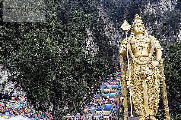 Eingang und die riesige Statue von Murugan  dem hinduistischen Kriegsgott  Hindu-Tempel und Schrein der Batu-Höhlen  Kuala Lumpur  Malaysia  Südostasien  Asien