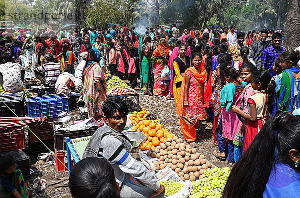 Adivasi-Dorfbewohner auf traditionellem ländlichen Dorffest zur Feier des Holi-Festes  Gujarat  Indien  Asien