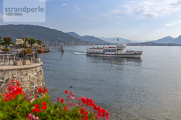 Blick auf die Fähre auf dem Lago Maggiore von Baveno  Lago Maggiore  Piemont  Italienische Seen  Italien  Europa