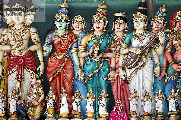 Ein skulpturaler Fries mit Darstellungen hinduistischer Gottheiten  Sri Mahamariamman Hindu-Tempel  Kuala Lumpur. Malaysia  Südostasien  Asien