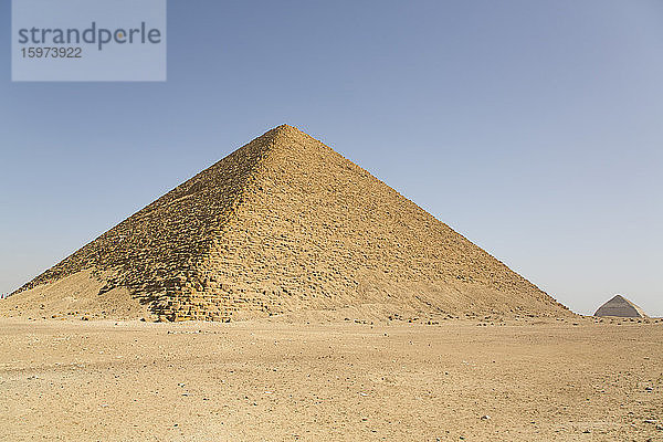 Rote Pyramide  mit der gekrümmten Pyramide im Hintergrund  UNESCO-Welterbestätte  Dahshour  Ägypten  Nordafrika  Afrika