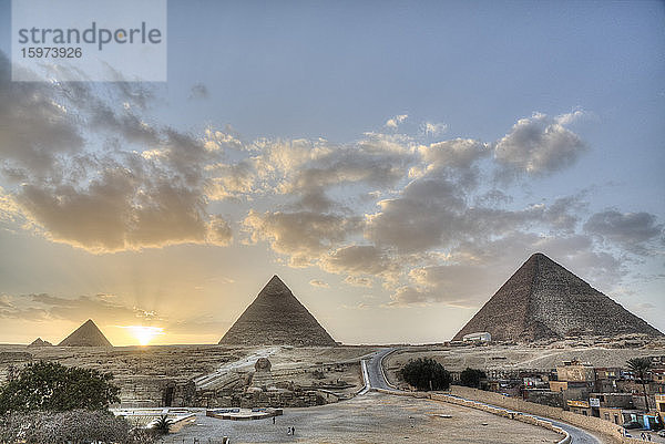 Sonnenuntergang  Große Pyramiden von Gizeh  UNESCO-Weltkulturerbe  Gizeh  Ägypten  Nordafrika  Afrika