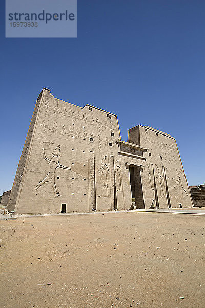 Erster Pylon  Horustempel  Edfu  Ägypten  Nordafrika  Afrika