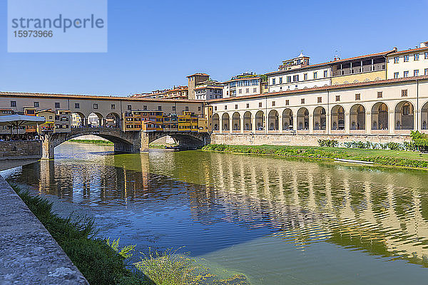 Blick auf den Arno und Ponte Vecchio  Florenz  UNESCO-Weltkulturerbe  Toskana  Italien  Europa