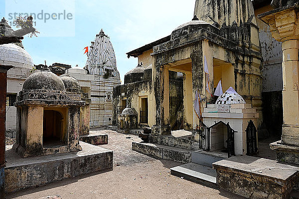 Gruppe kleiner Tempel in der heiligen Tempelstadt Chandod am Zusammenfluss der Flüsse Saraswati  Narmada und Orsang  Chandod  Gujarat  Indien  Asien